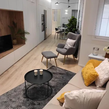 Carmen 6 By Aroom León